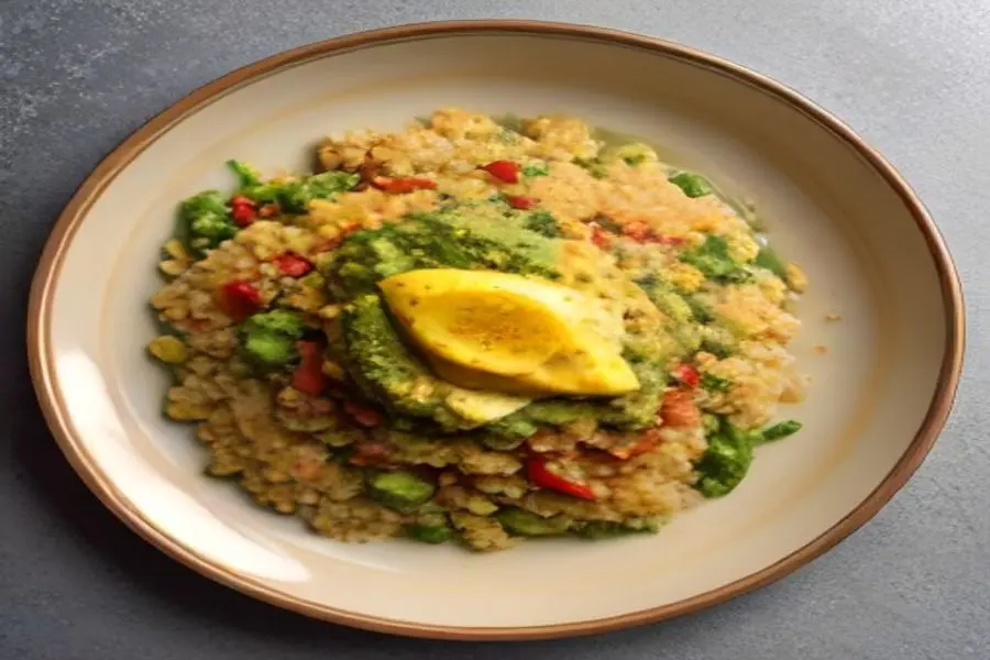 Frango Dourado Mediterrâneo com Quinoa e Pesto Fresco